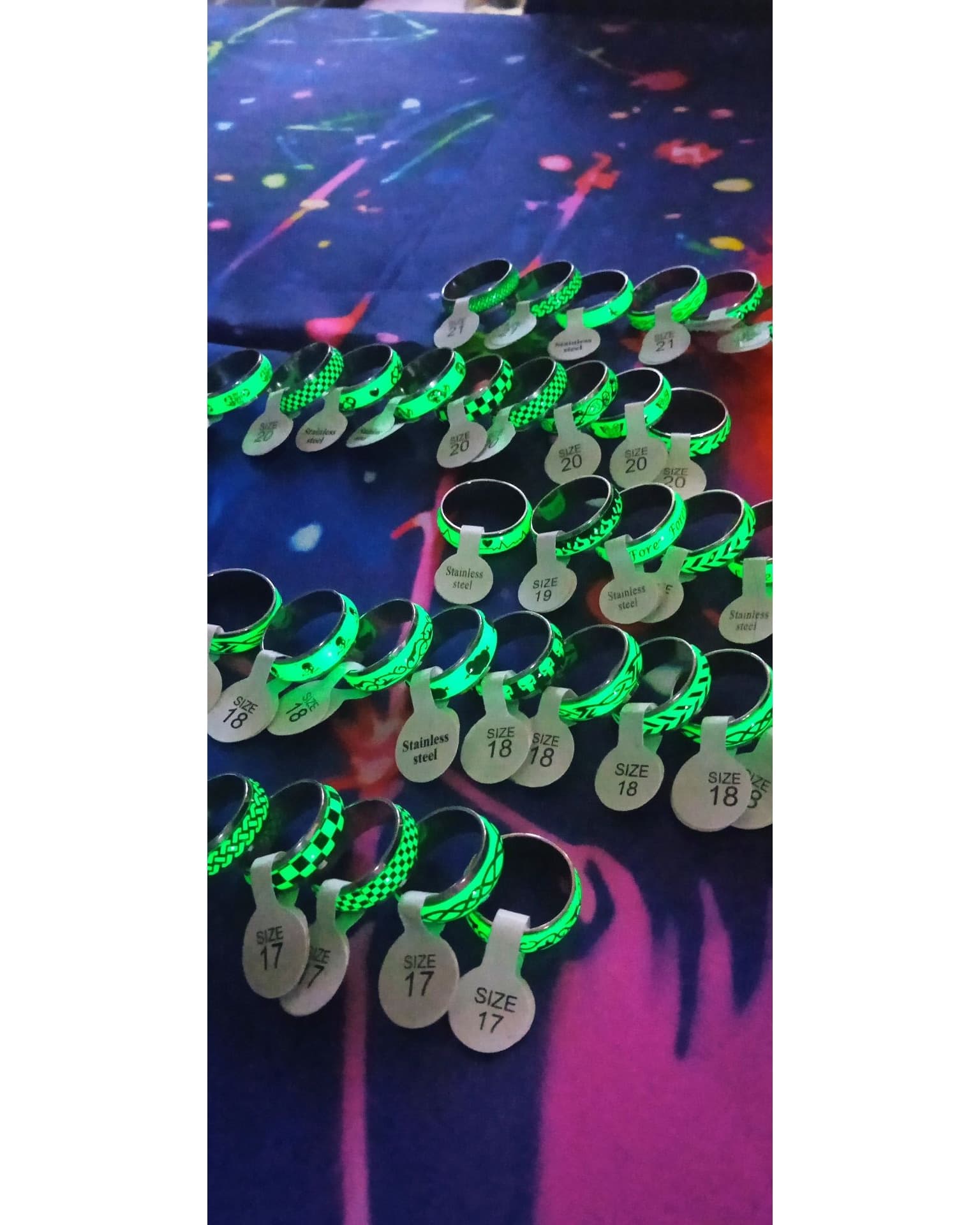 Anillos que se iluminan en la oscuridad